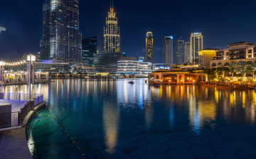 Wieczór w centrum Dubaju i oświetlone wieżowce.