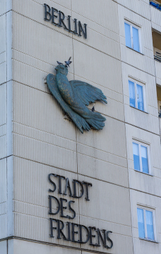 Berlin - Miasto Pokoju napis na ścianie budynku mieszkalnego