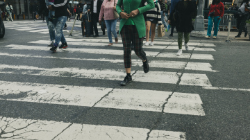 Osoby na Przejściu dla pIeszych w mieście - zdjęcie stockowe