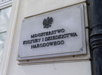 Ministerstwo Kultury i Dziedzisvtwa Narodowego - tablica prz wejściu