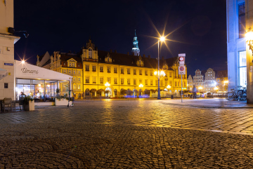 Rynek we Wrocławiu nocną porą.