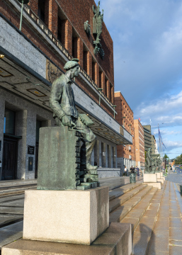 Statua przed Ratuszem Miejskim w Oslo