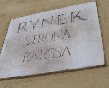 Rynek - Strona Barssa kamienna tabliczka na fasadzie kamienicy