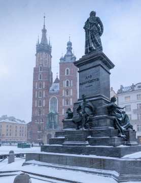 Zima w Krakowie. Pomnik Mickiewicza.