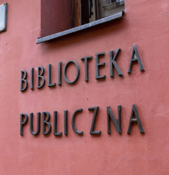 Biblioteka Publiczna, napis na fasadzie budynku