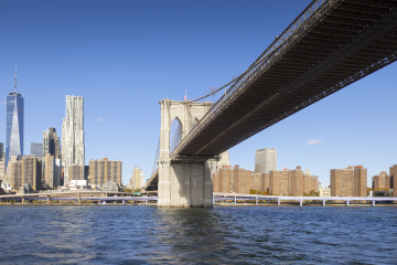 Widok na Most Brookliński i wieżowce na Manhattanie