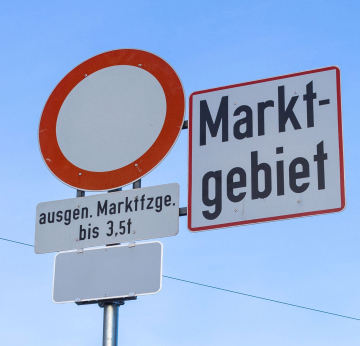 Obszar Rynku - znak drogowy, napis w języku niemieckim