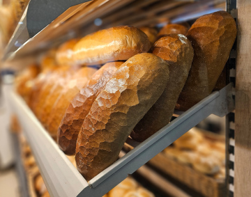 Bochenki chleba na sklepowym regale