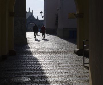 Klasztor w Częstochowie, spacerujący pielgrzymi