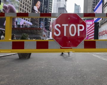 Znak Stopu, Manhattan i świetlne reklamy w tle