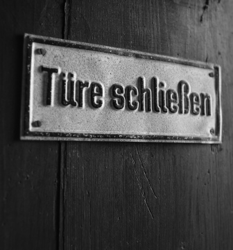 Zamykac Drzwi, napis po niemiecku