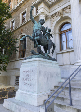 Akademia Sztuk Pięknych w Wiedniu, posąg obok wejścia