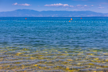 Kolorowe boje na kamienistej plaży