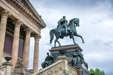 Pomnik konny w Alte Nationalgalerie w Berlinie. Pomnik Fryderyka Wilhelma IV na koniu przed Starą Galerią Narodową