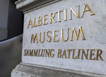 Muzeum Albertina w Wiedniu napis przed wejściem