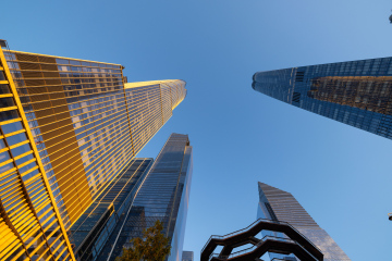 Wieżowce i nowoczesna architektura Hudson Yards w blasku słońca