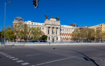 Reprezentacyjna Fasada Palacio de Fomento, Ministerstwo Rolnictwa - Pałac przy Paseo de la Infanta Isabel, Madryt, Hiszpania
