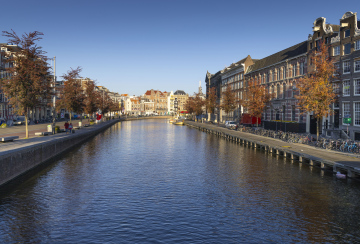 Kanał w Amsterdamie otoczony budynkami