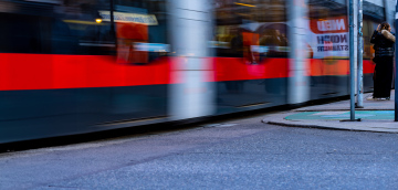 Rozpędzony Tramwaj w mieście - zdjęcie stockowe