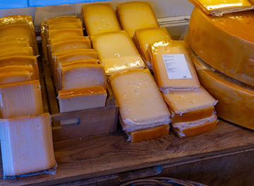Kawałki twardego sera w sklepie