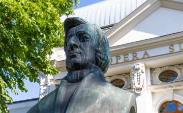 Pomnik Fryderyka Chopina przed Gmacem Opery Śląskiej w Bytomiu