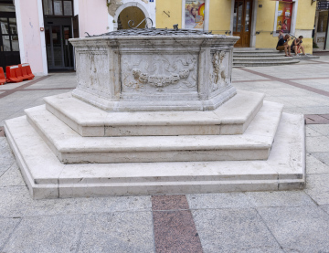 Zabytkowa Studnia na głównym placu w Mieście Krk, Chorwacja