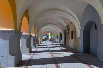 Tarnów. Zabytkowe podcienia w Rynku 