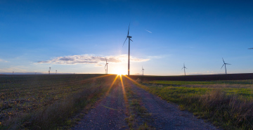 Turbiny Wiatrowe na tle zachodzącego słońca - zdjęcie stockowe - wysoka rozdzielczość