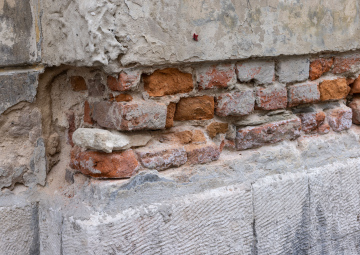Uszkodzony fragment muru