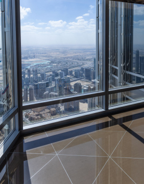 Widok na wysokie budynki w Dubaju