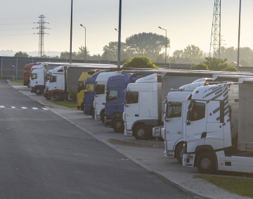 Samochody Ciężarowe na Parkingu