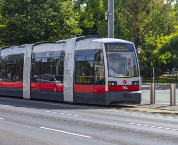 Czerwony Tramwaj na Ulicach Wiednia