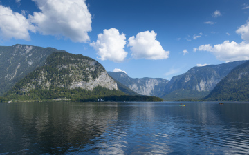 Widok na jezioro Hallstätter See w austriackich Alpach