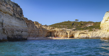 Plaża pomiędzy skałami, Portugalia