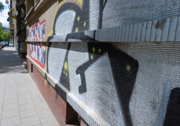 Graffiti, bazgroły na fasadzie budynku