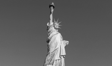 Statua Wolności - zdjęcie czarno-białe