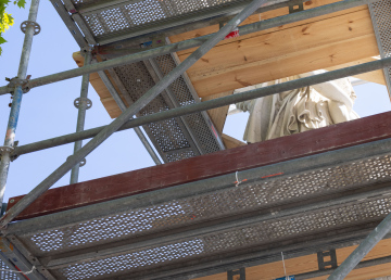 Renowacja Zabytków, rusztowania obok zabytkowych obiektów