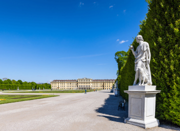 Pałac Schönbrunn, aleja spacerowa w parku, zabytki Wiednia