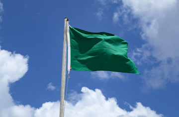 Zielona Flaga na Maszcie - darmowe zdjęcie 