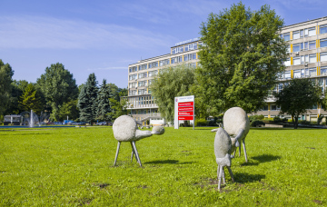 Rzeźby przed Uniwersytetem Rolniczym w Krakowie
