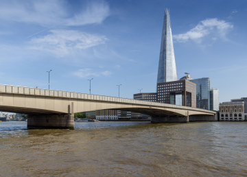 Widok na London Bridge i wieżowiec The Shard