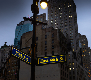 Fifth Ave East 46th St - skrzyżowanie ulic w Nowym Jorku 