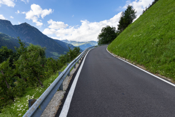 Asfaltowa Droga przez Góry. Południowy Tyrol.