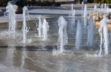 Tryskająca woda, fontanna