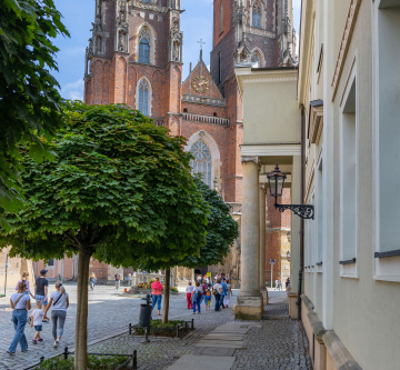 Turyści w zabytkowym centrum Wrocławia, zdjęcie stockowe