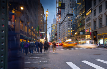 East 46th Street w Nowym Jorku wieczorową porą