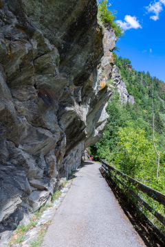 Dolina rzeki Passer, szlak turystyczny przy skałach