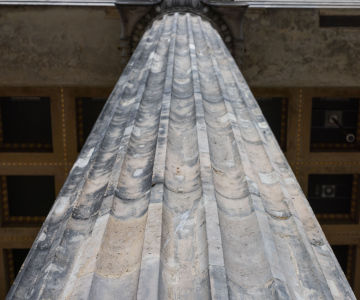 Kamienna Kolumna - detal architektoniczny 