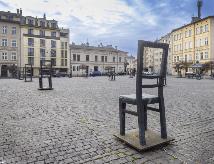 Plac Bohaterów Getta w Krakowie, krzesła 