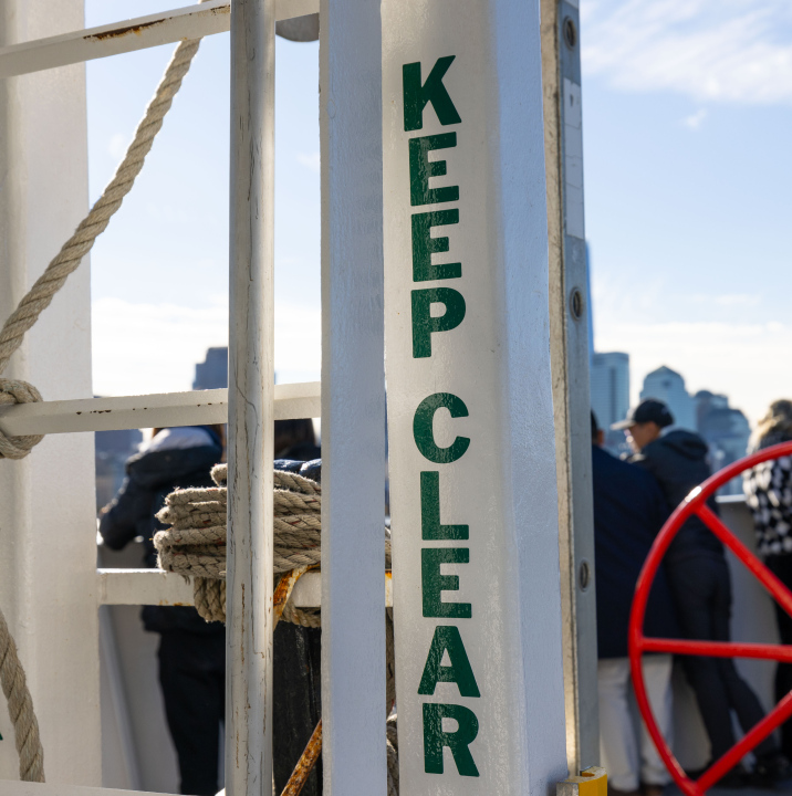 Trzymaj Czystość - napis ma statku